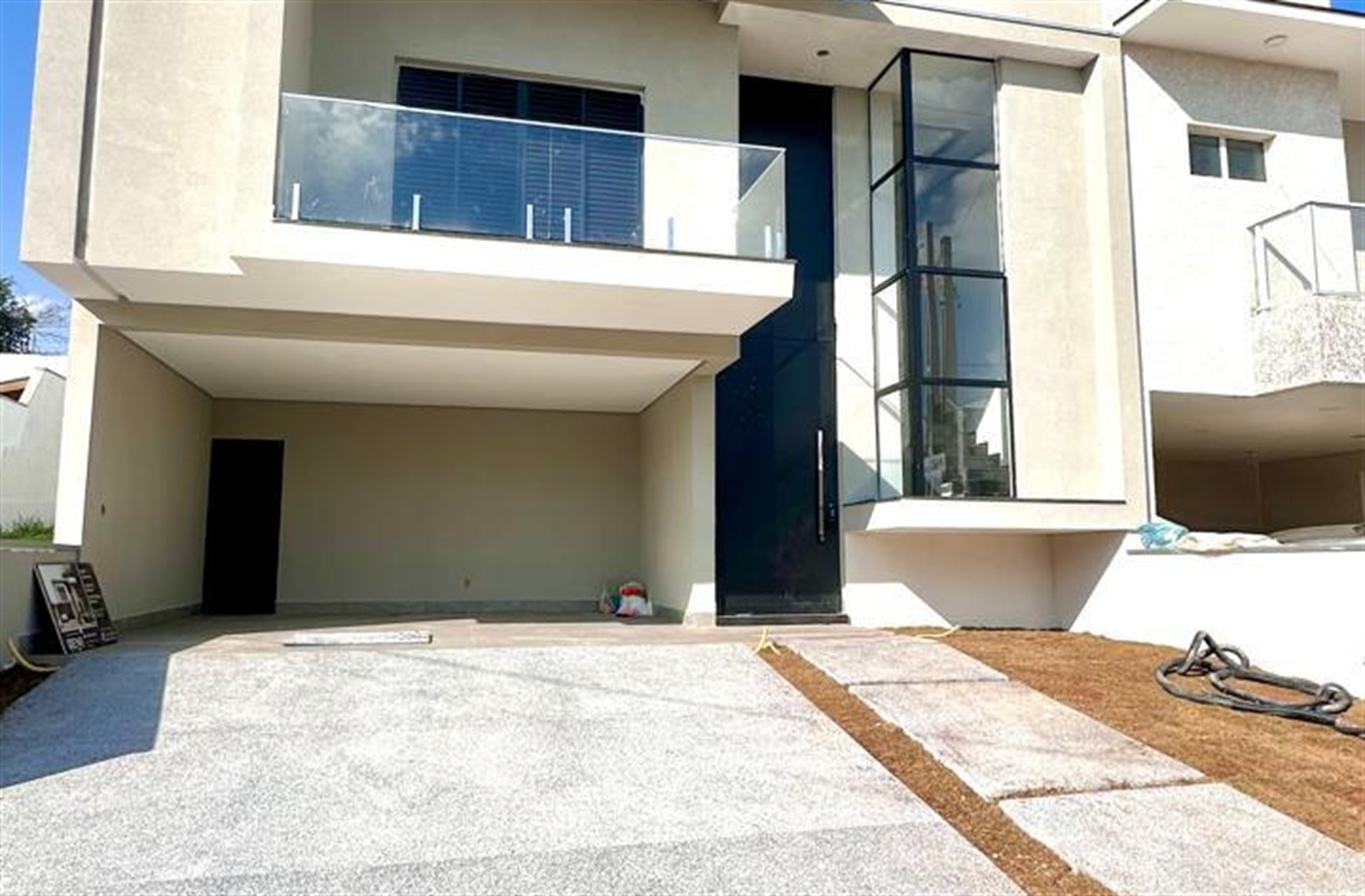Residencial - Sacada com Guarda-Corpo de Vidro em Sobrado Contemporâneo